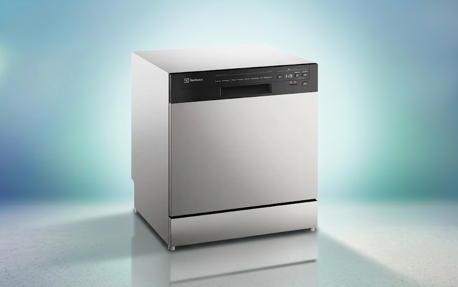 Lava-louças Electrolux LS08E 8 serviços inox com programa Lava e Seca 50 minutos e display digital